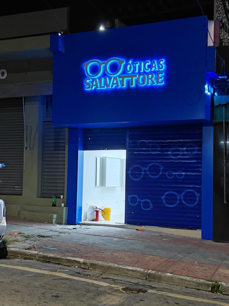 Fachada azul iluminada de ótica